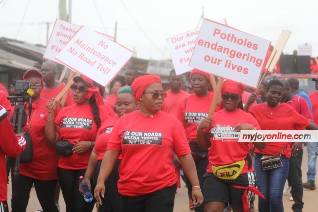 Photos: Teshie residents demonstrate over poor roads