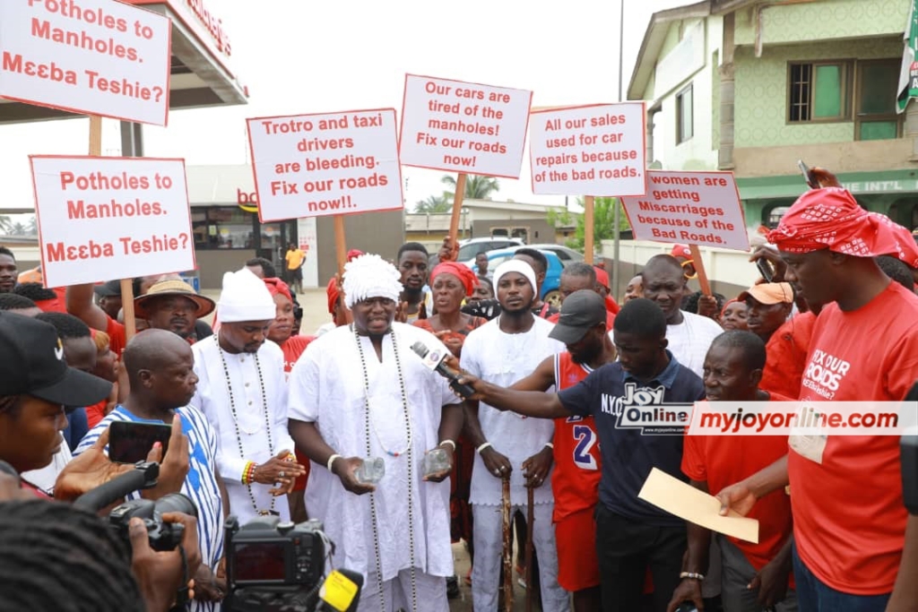 Photos: Teshie residents demonstrate over poor roads