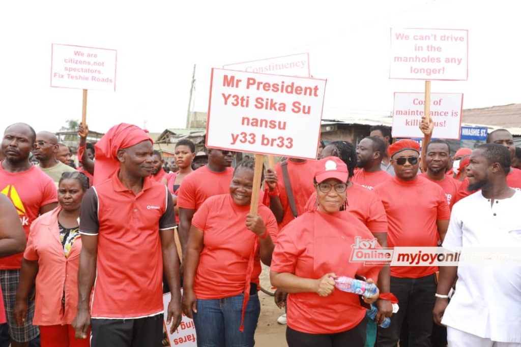 Photos: Teshie residents demonstrate over poor roads