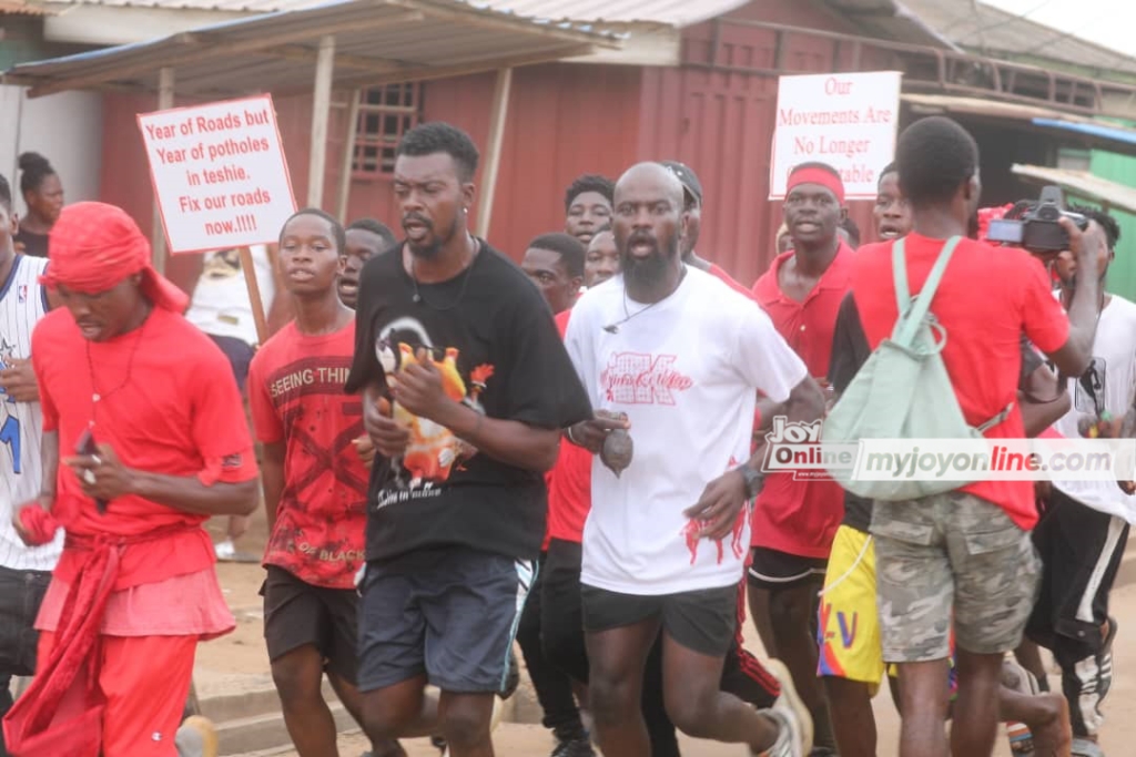 Teshie residents demonstrate to demand better roads