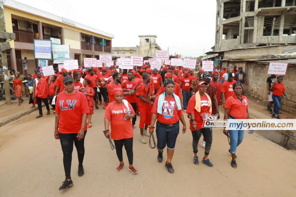 Photos: Teshie residents demonstrate over poor roads