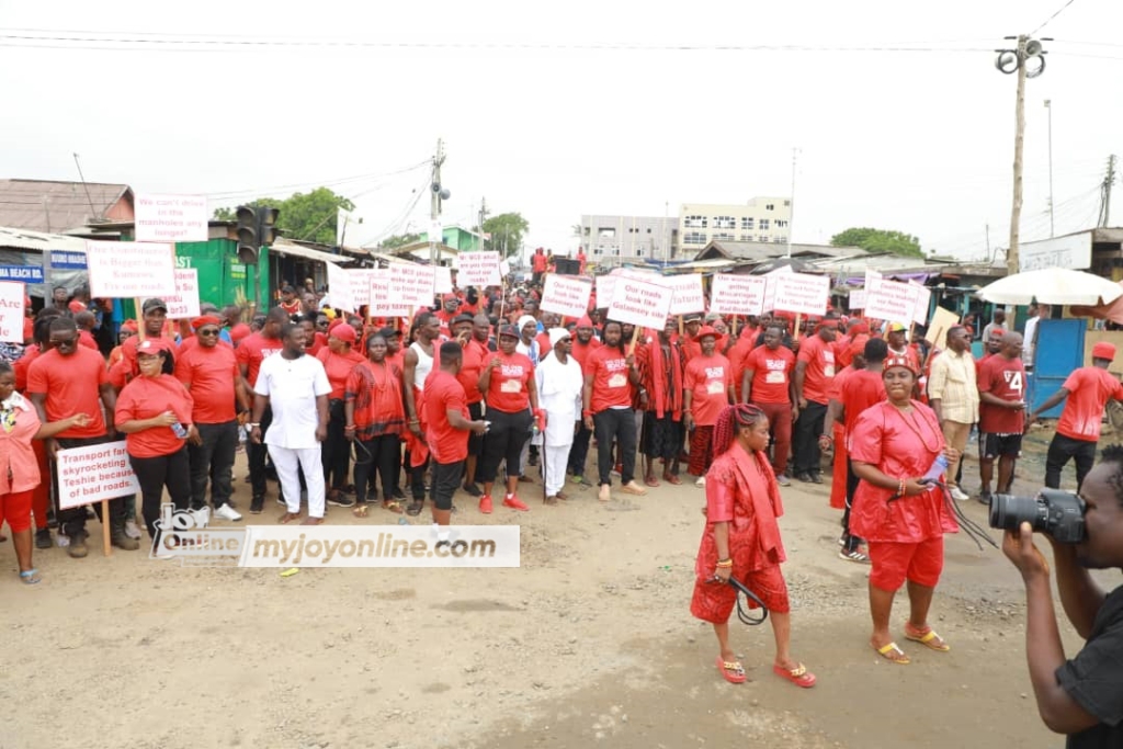 Photos: Teshie residents demonstrate over poor roads