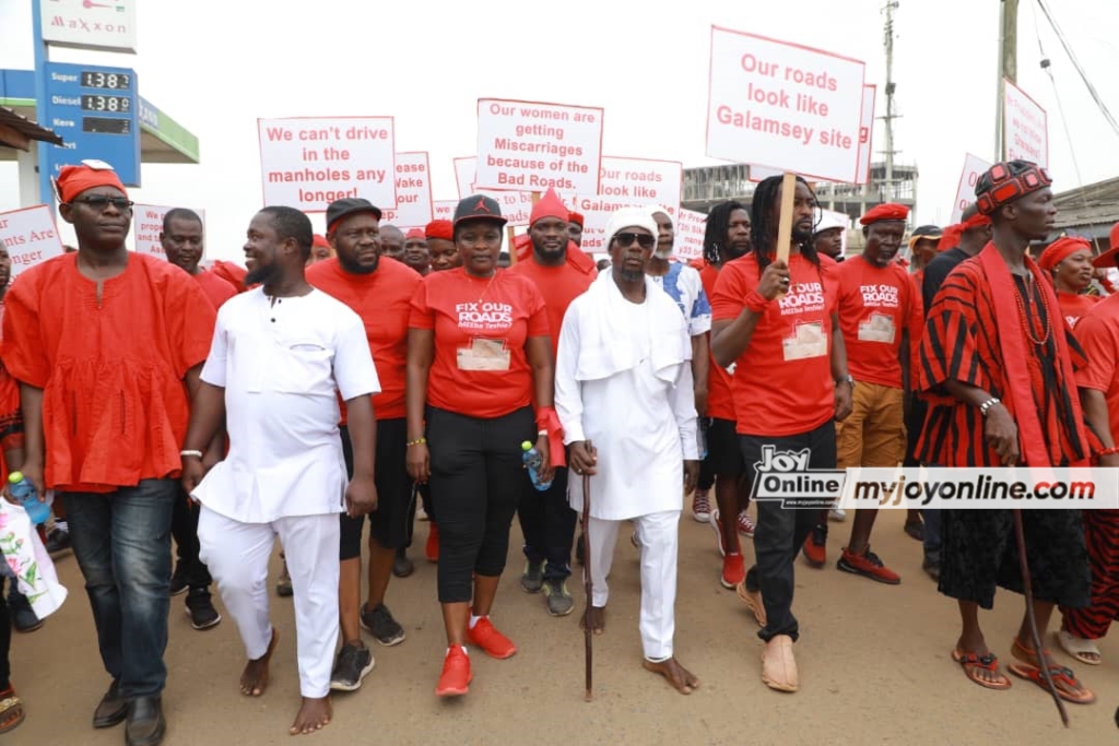 Photos: Teshie residents demonstrate over poor roads