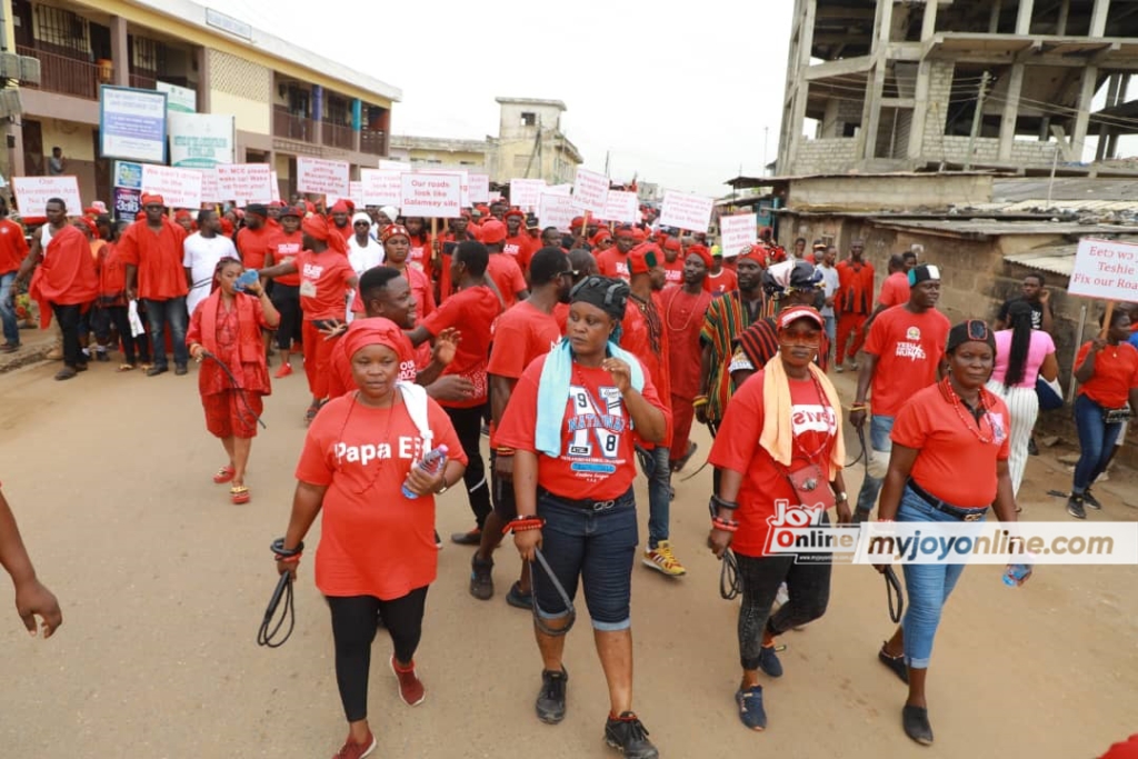 Photos: Teshie residents demonstrate over poor roads