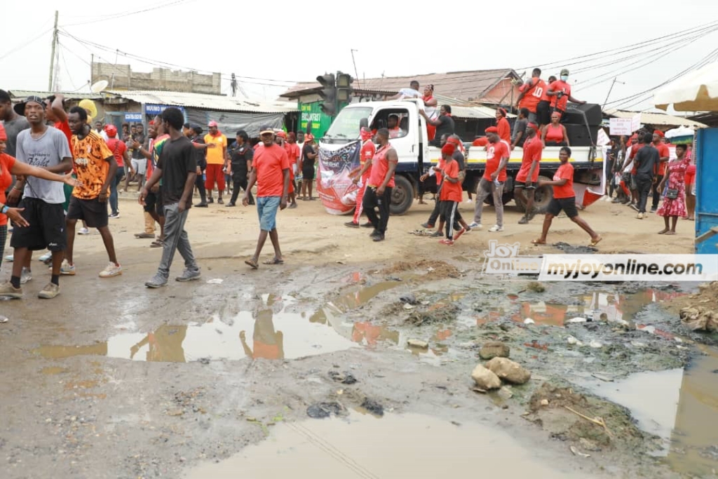 Photos: Teshie residents demonstrate over poor roads