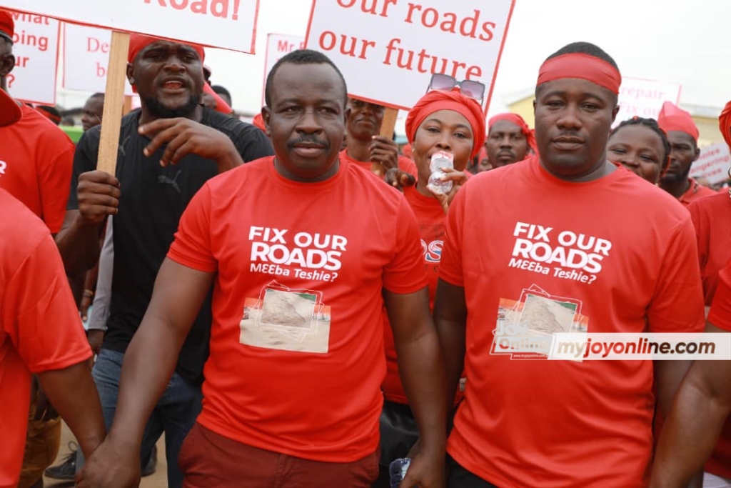 Photos: Teshie residents demonstrate over poor roads