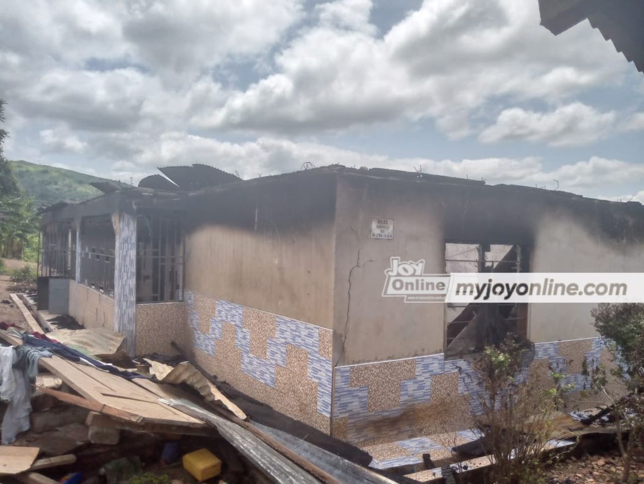 Fire guts 6-bedroom house at Sehwi Akaasu - MyJoyOnline.com - Vimarsana News
