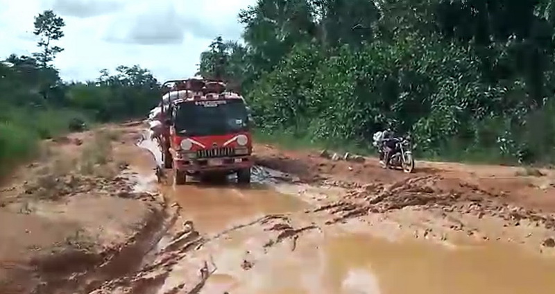 Commuters, traders stranded on deplorable Amenfi West roads