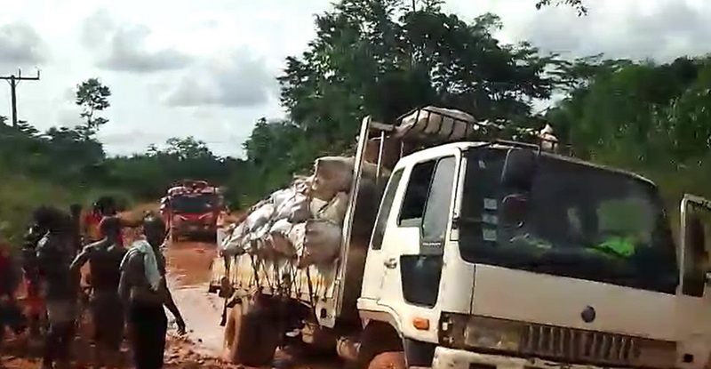 Commuters, traders stranded on deplorable Amenfi West roads