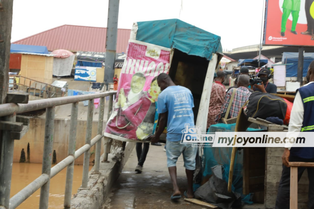 Photos: AMA officials eject squatters from walkways at Nkrumah Circle