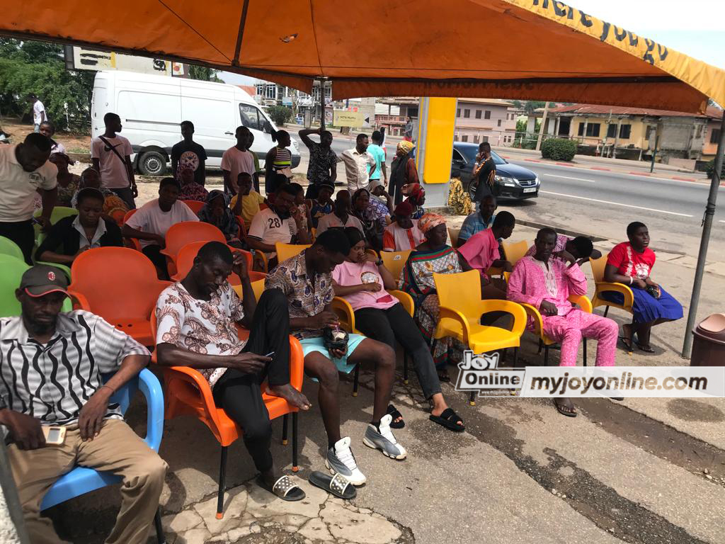 SIM card deactivation: Affected persons throng service centres to secure cards SIM card deactivation: Affected persons throng service centres to secure cards