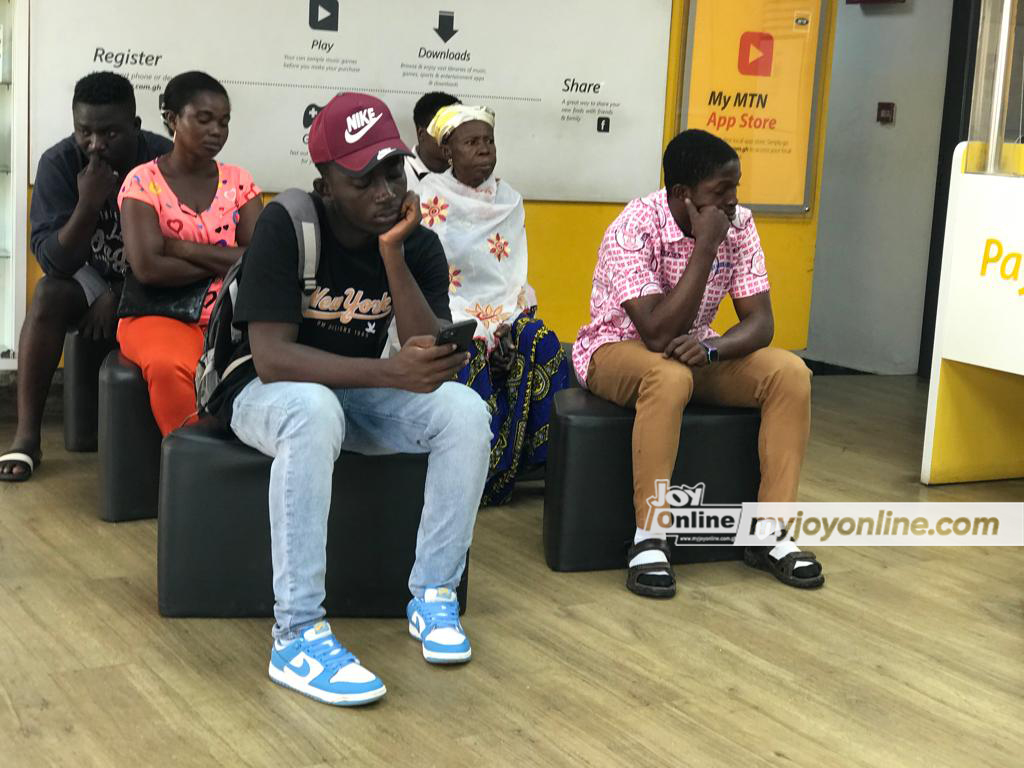 SIM card deactivation: Affected persons throng service centres to secure cards SIM card deactivation: Affected persons throng service centres to secure cards