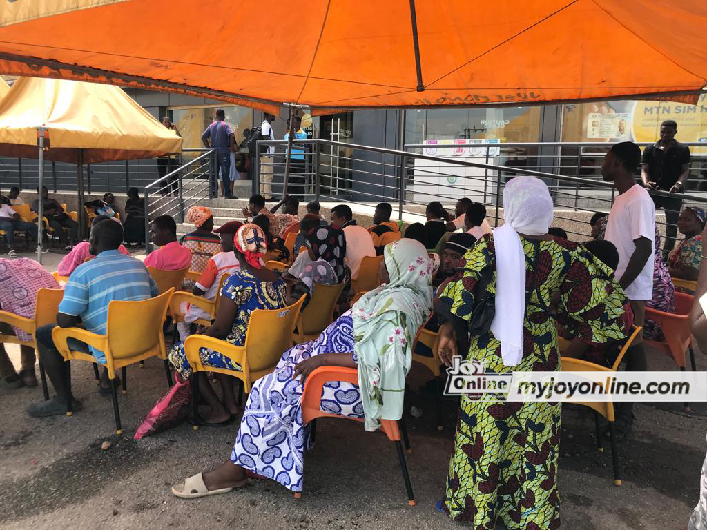 SIM card deactivation: Affected persons throng service centres to secure cards SIM card deactivation: Affected persons throng service centres to secure cards
