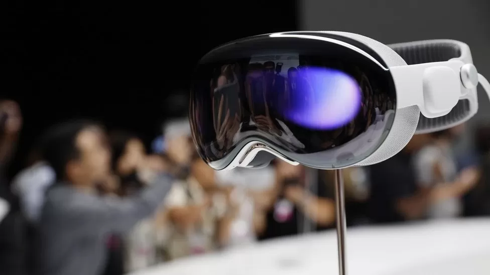 Apple unveils $3,499 augmented reality headset
