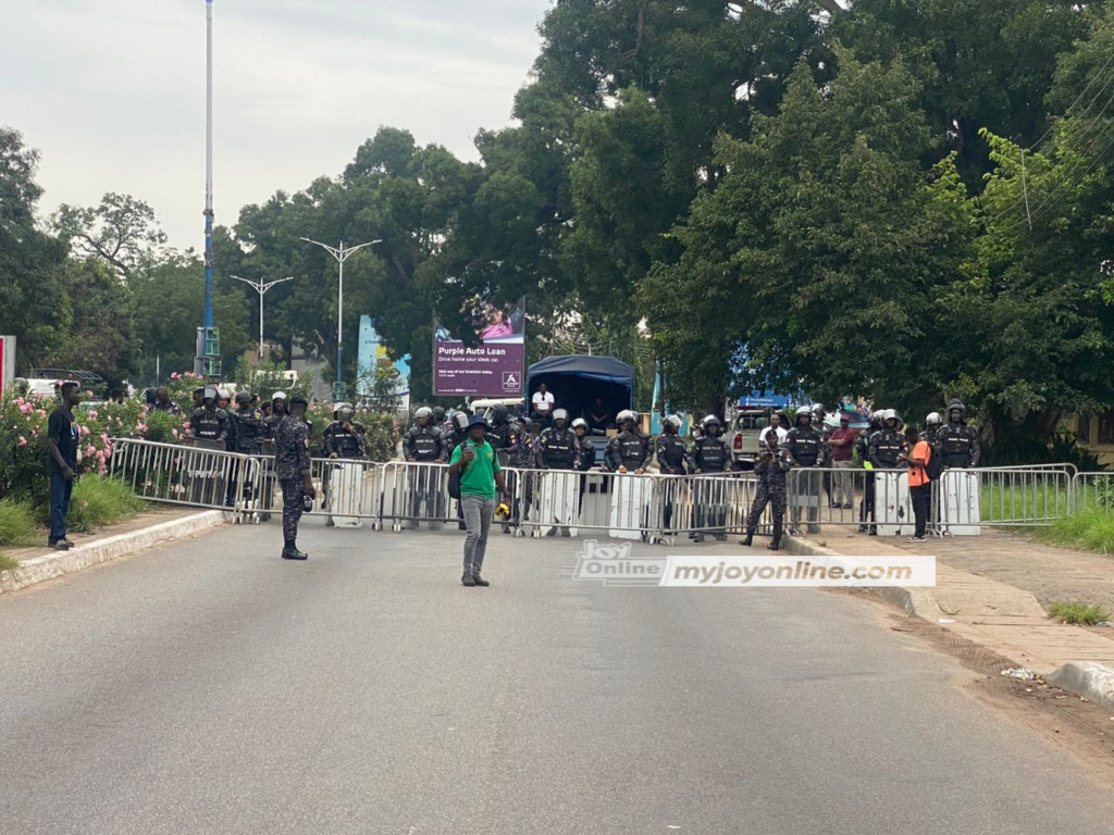 Photos and videos: Protesters hit the street on day 3 of #OccupyJulorbiHouse demonstration Photos and videos: Protesters hit the street on day 3 of #OccupyJulorbiHouse demonstration