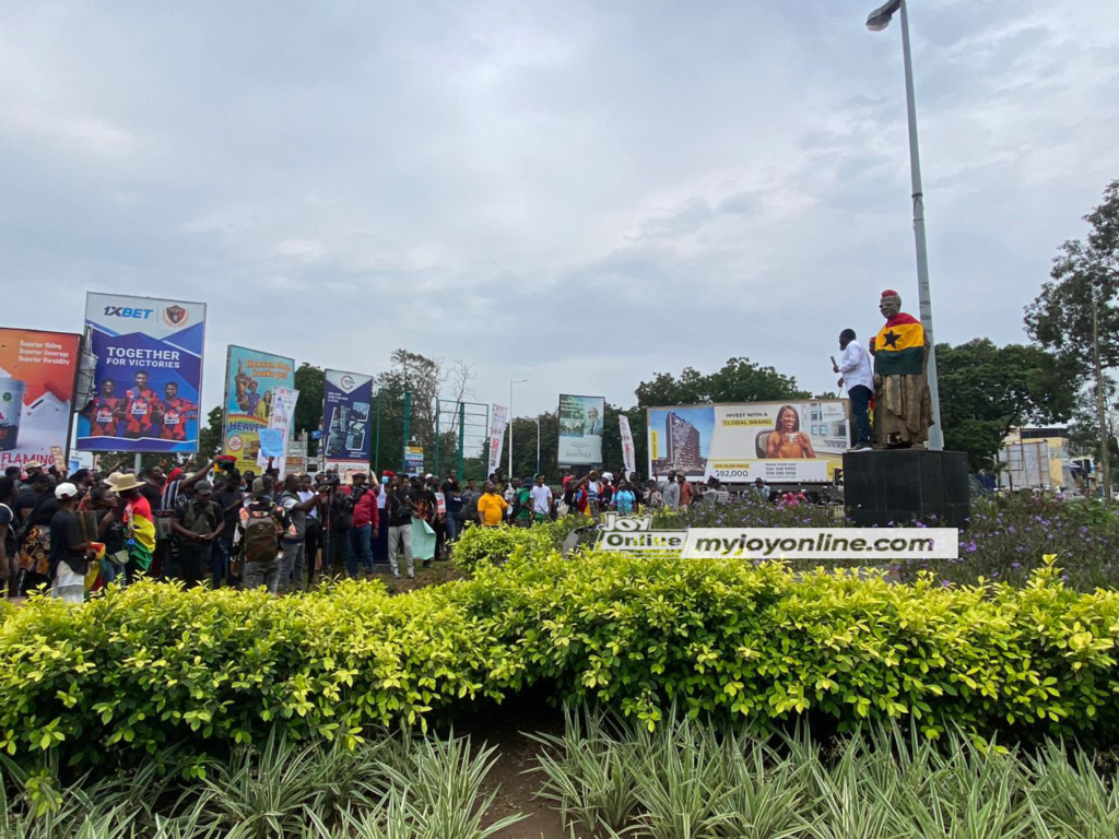 Photos and videos: Protesters hit the street on day 3 of #OccupyJulorbiHouse demonstration