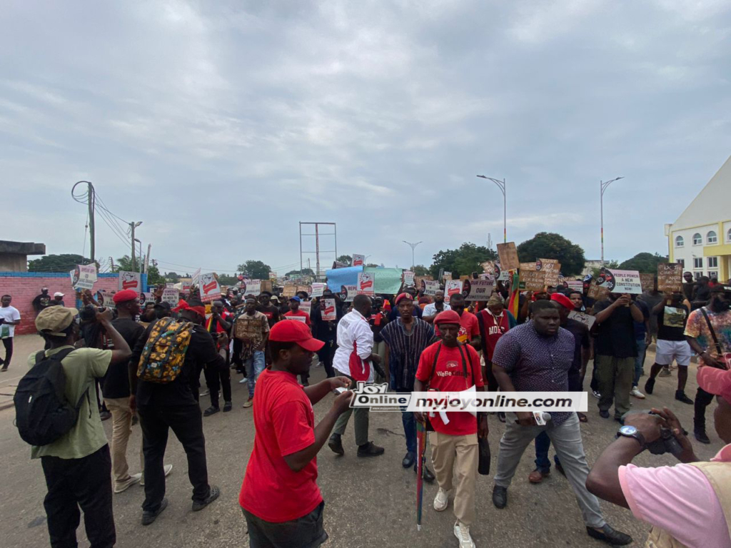 Photos and videos: Protesters hit the street on day 3 of #OccupyJulorbiHouse demonstration