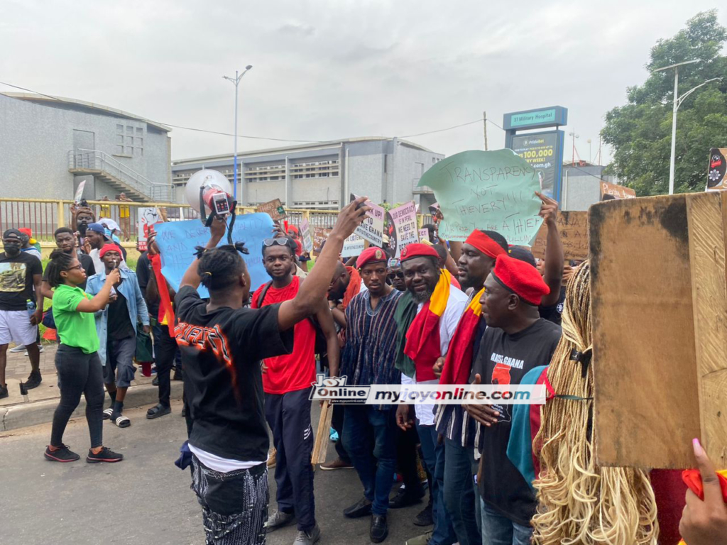 Photos and videos: Protesters hit the street on day 3 of #OccupyJulorbiHouse demonstration Photos and videos: Protesters hit the street on day 3 of #OccupyJulorbiHouse demonstration