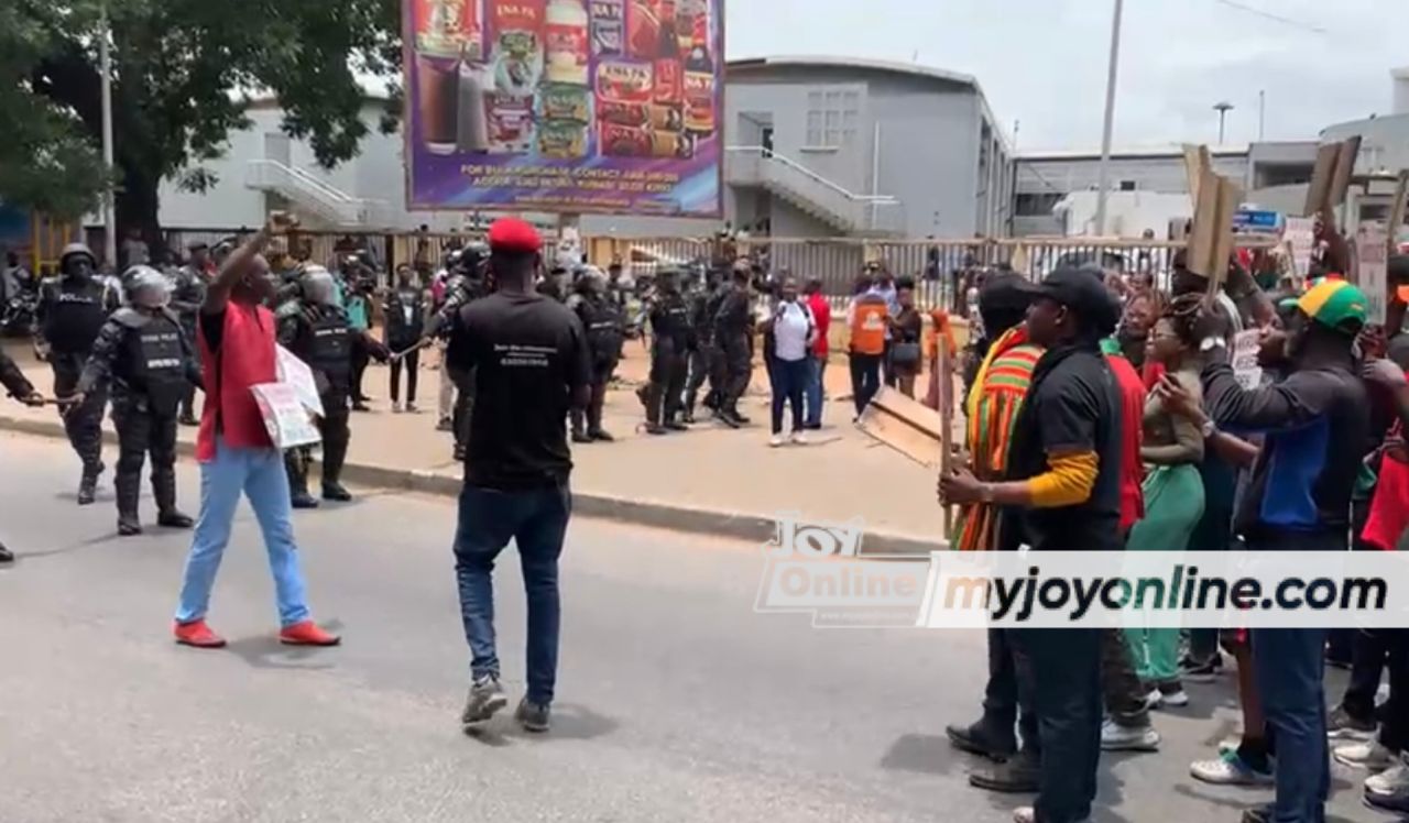 National anthem fills the air as police blocks #OccupyJulorbiHouse protestors again 2 WhatsApp Image 2023 09 22 at 12.32.471