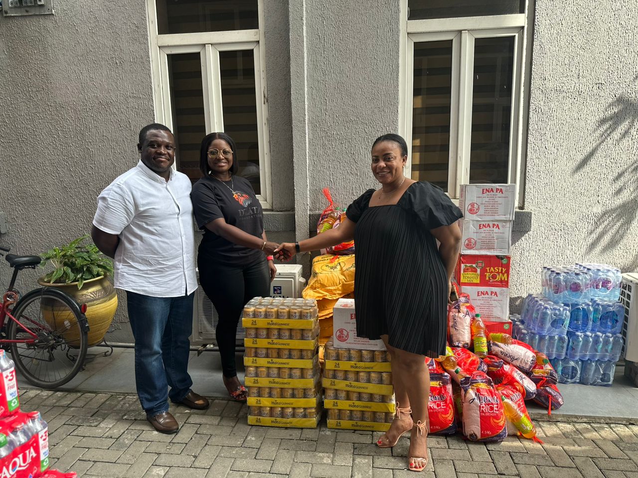Dzata Foundation's CEO donates GH¢10k, other items to Akosombo Dam-induced flood victims - Vimarsana News