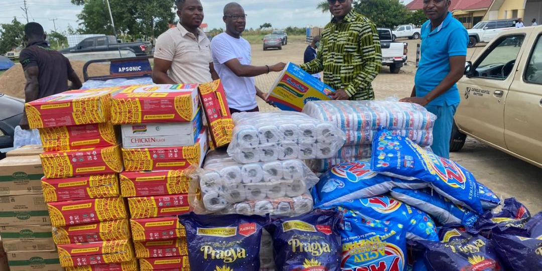 Richard Ahiagbah donates to flood victims of Akosombo Dam spillage 2 donation
