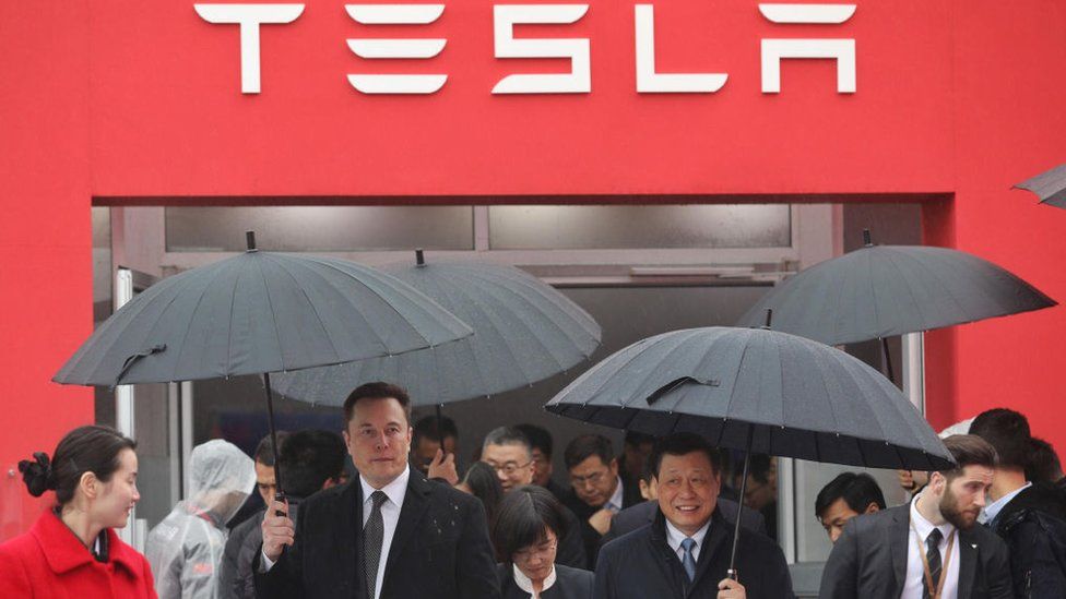Mr Musk walks with Shanghai Mayor Ying Yong in the rain