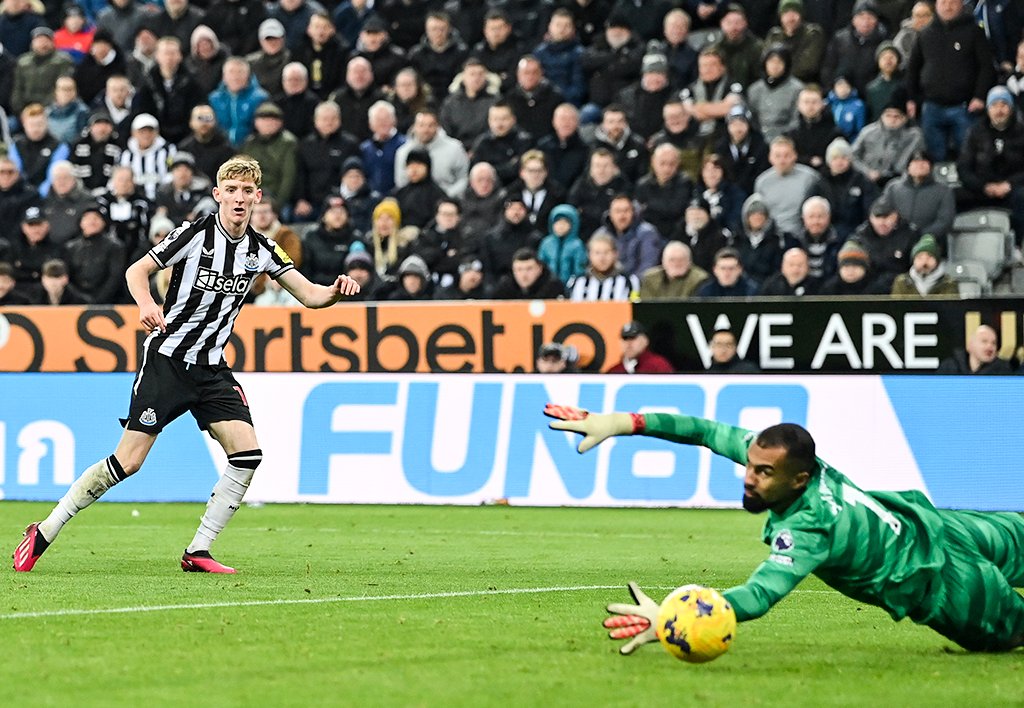 Newcastle United thump Chelsea 4-1 at St James’ Park 2 Gordon