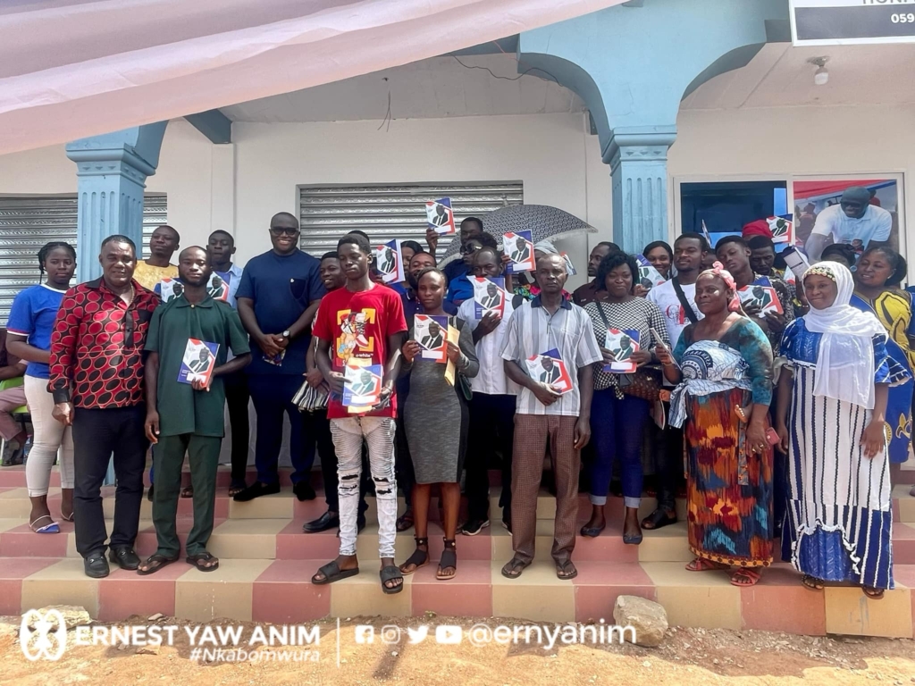 Ernest Anim donates books and desks to schools in Kumawu constituency