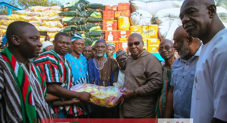Akosombo Dam spillage: Mahama donates relief items to victims at Benkrom - Vimarsana News