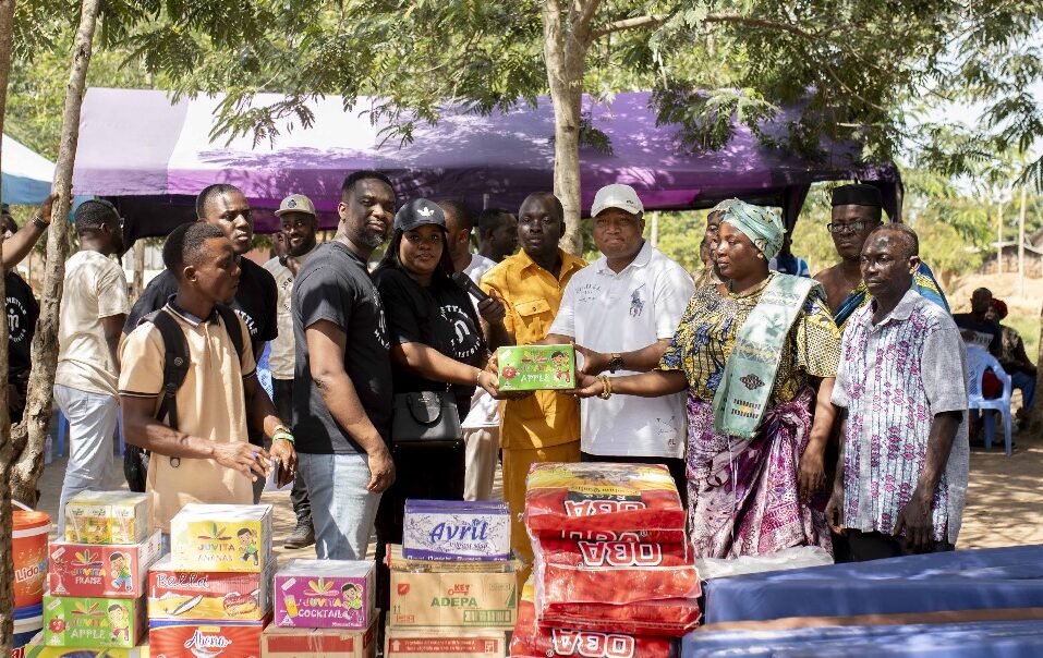 Love Gift: Joe Mettle donates to Mepe flood victims - Vimarsana News