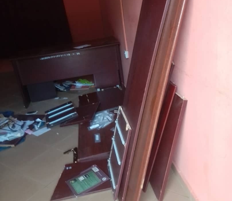 Irate youth vandalise the Cocoa Board office at Dodi-Papase - Vimarsana News