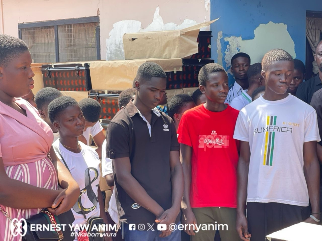 Kumawu MP distributes trunks, cash and others to 1st year SHS students