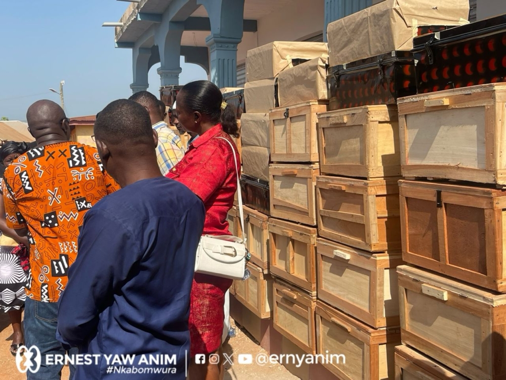 Kumawu MP distributes trunks, cash and others to 1st year SHS students