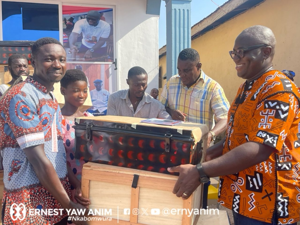 Kumawu MP distributes trunks, cash and others to 1st year SHS students