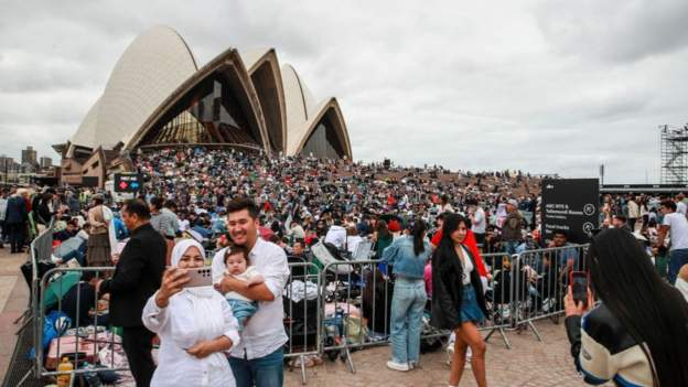 'We woke at 03:00 to get the best spot' - tourists eagerly await iconic Sydney fireworks