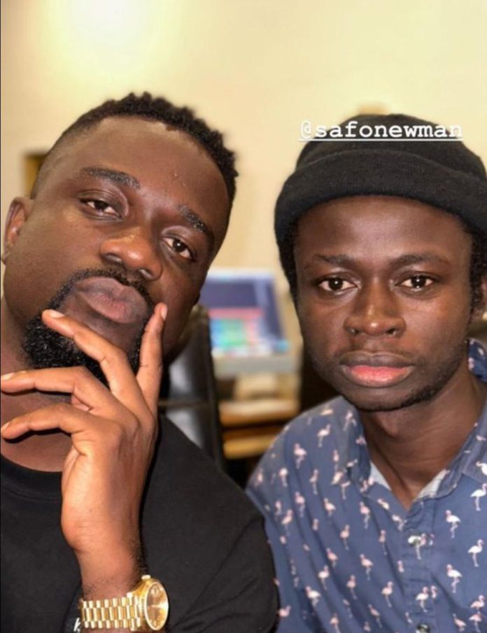 Safo Newman’s dream comes true as he finally meets Sarkodie 