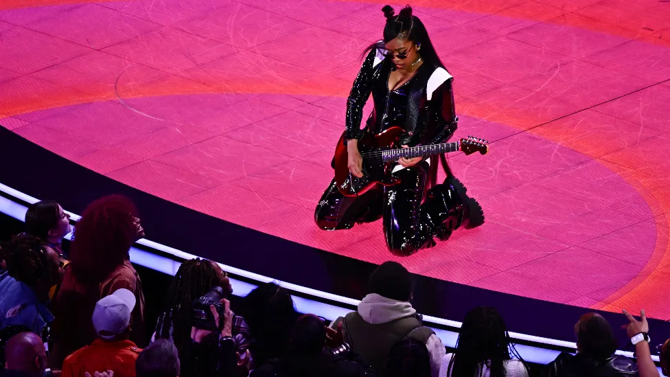 Usher brings out Alicia Keys, Lil Jon, Ludacris, more for thrilling Super Bowl halftime performance