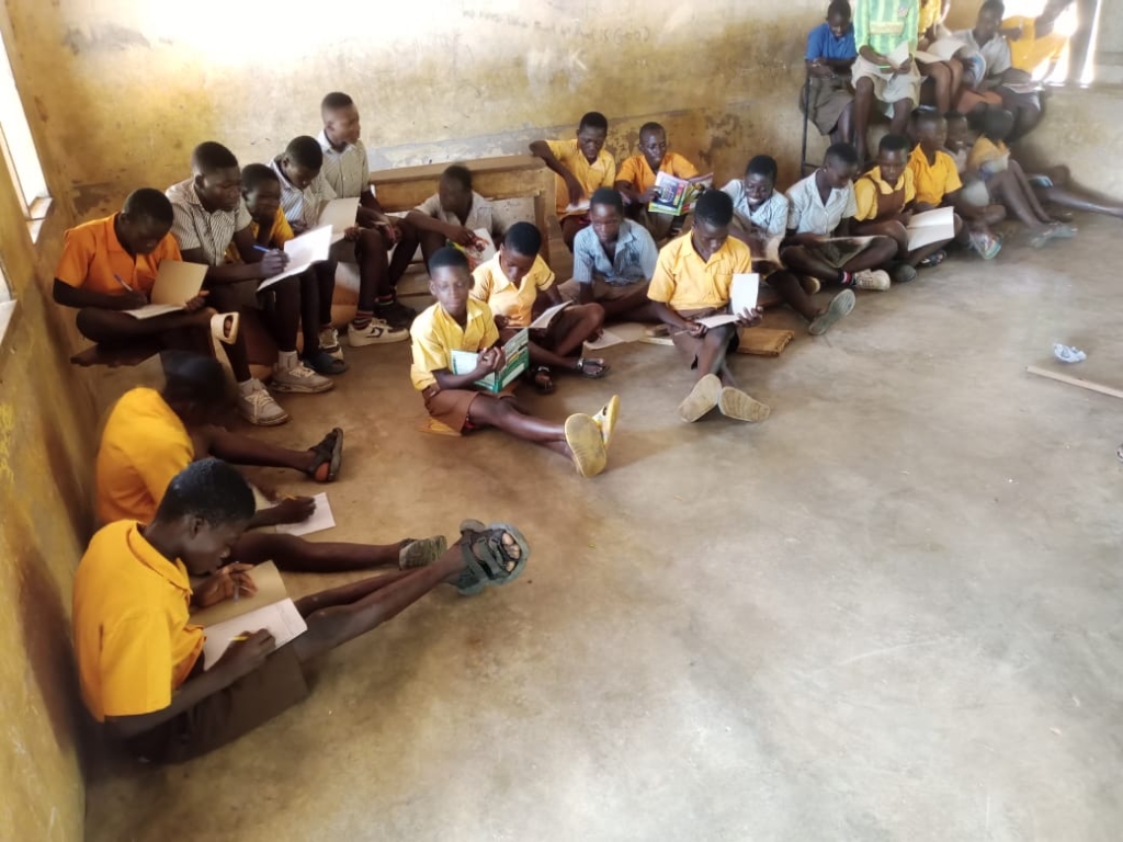 Old students donate 20 desks and call for support as Duu Basic and JHS study on the floor