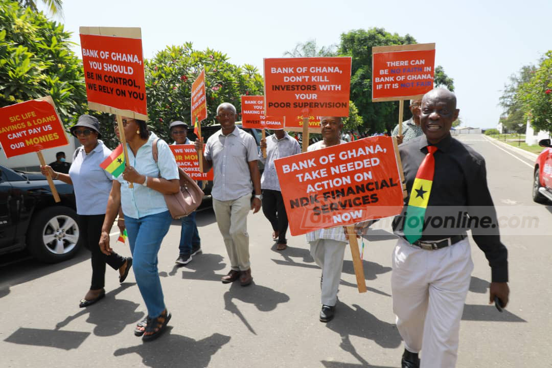 Photos from Locked-up Investment Holders protest - Vimarsana News