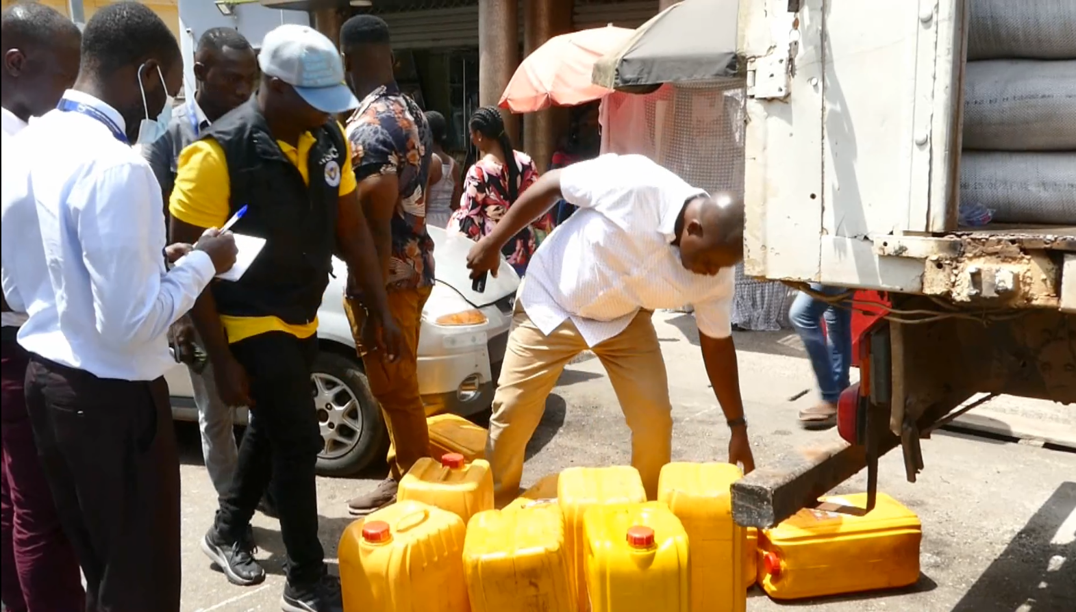 Ashanti Region business owners clap back at taskforce for confiscating 'smuggled' cooking oil - Vimarsana News