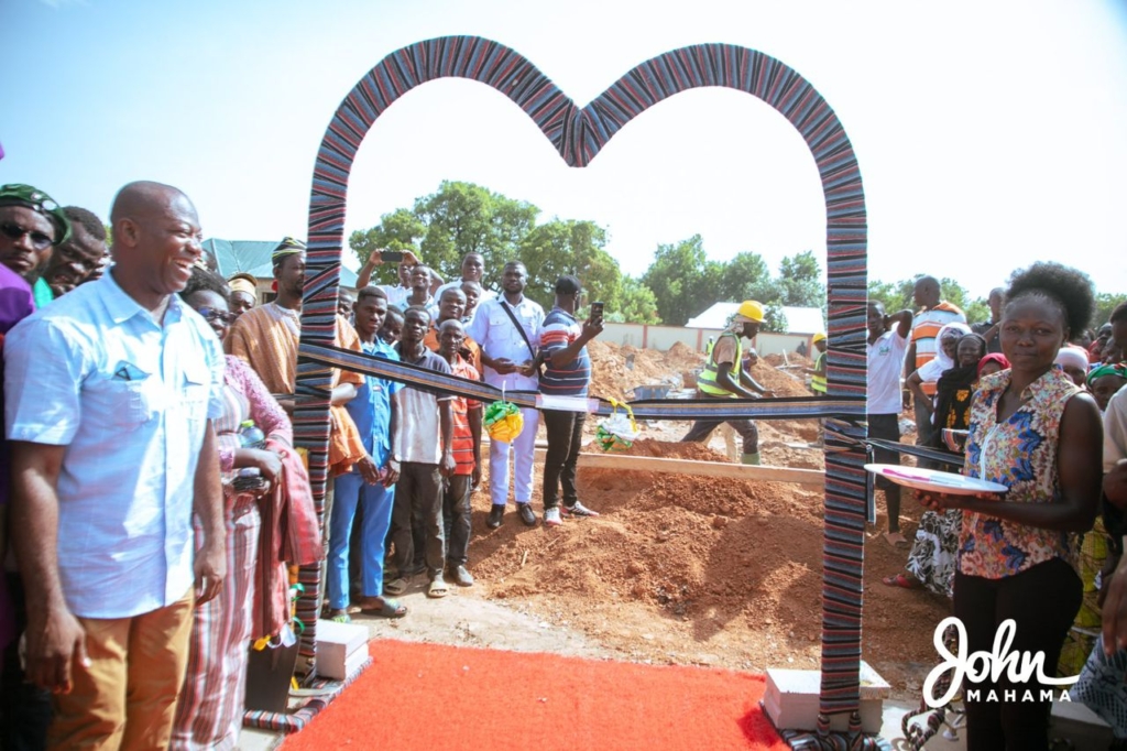 Mahama cuts sod for new Jakpa palace in Damongo