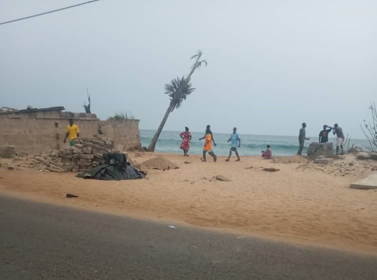 Tidal waves threaten to cut off coastal communities in Ketu South – MyJoyOnline