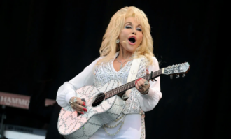 Country music legend Dolly Parton dies