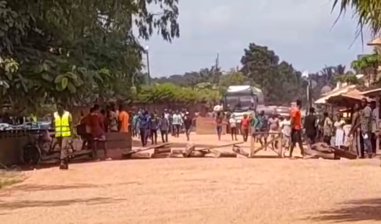 Irate youth block Samereboi roads over arrest of illegal miners – MyJoyOnline Irate youth block Samereboi roads over arrest of illegal miners – MyJoyOnline