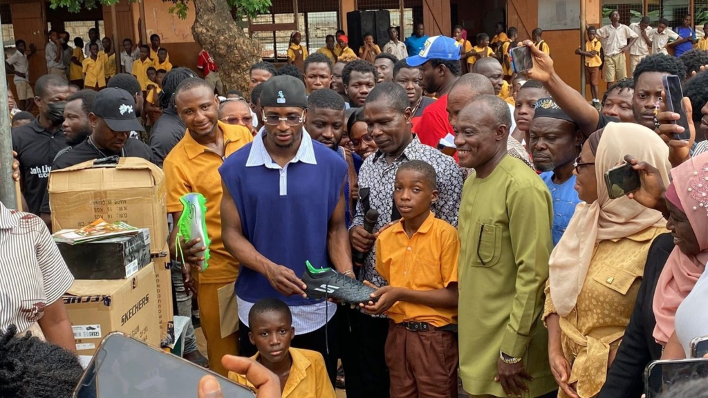 Mohammed Kudus donates books and boots to former school on homecoming – MyJoyOnline