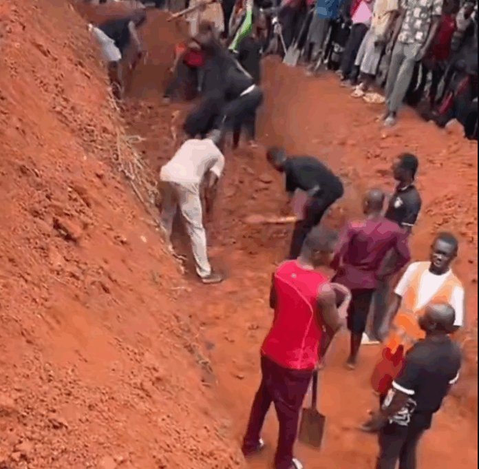 Mass burial held for 16 Obogu Saviour Church youth killed in accident – MyJoyOnline