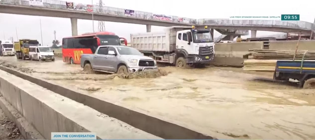 Photos: Nsawam-Pokuase road flooded after Tuesday night rain – MyJoyOnline