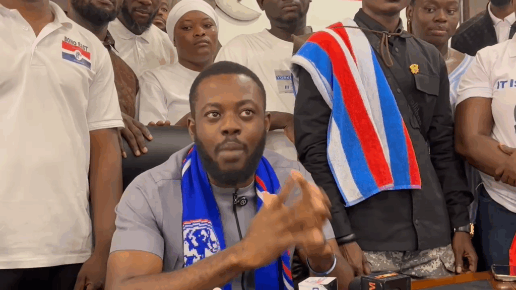 Hundreds of NPP youth organisers pick nomination forms for Bawumia at party HQ – MyJoyOnline