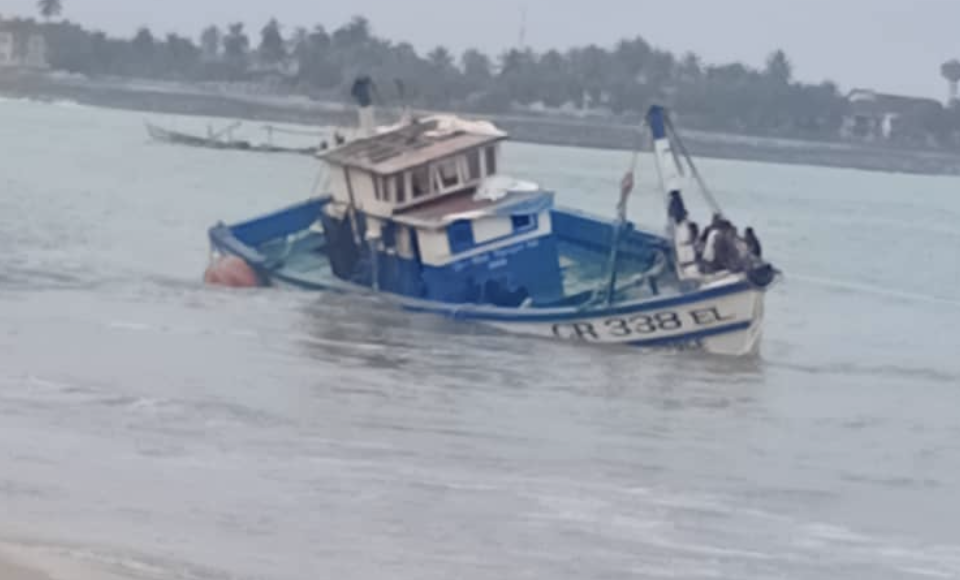 23 crew safe after inshore vessel hits rock off Elmina – MyJoyOnline 23 crew safe after inshore vessel hits rock off Elmina – MyJoyOnline