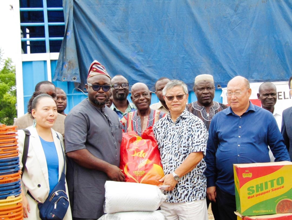 Chinese community donates to victims of Gbenyiri conflict – MyJoyOnline Chinese community donates to victims of Gbenyiri conflict – MyJoyOnline